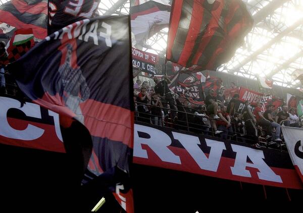 &ldquo;La Digos ora ha le immagini della piazza&rdquo;: Klaus Davi torna sull&rsquo;aggressione degli ultras del Milan. E intanto all&rsquo;Olimpico contro la Lazio &egrave; riapparso uno striscione vietato della curva Sud