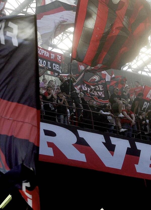 &ldquo;La Digos ora ha le immagini della piazza&rdquo;: Klaus Davi torna sull&rsquo;aggressione degli ultras del Milan. E intanto all&rsquo;Olimpico contro la Lazio &egrave; riapparso uno striscione vietato della curva Sud