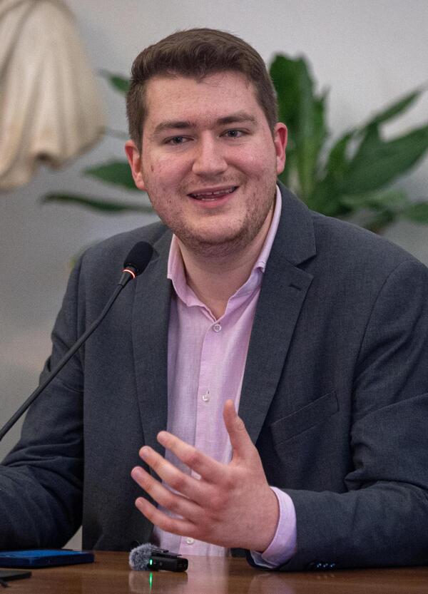 Polemica sul deputato di Fratelli d&rsquo;Italia che invoca il sistema clientelare, ma in Italia l&rsquo;unico che lo combatte davvero &egrave; Matteo Hallissey dei Radicali: &ldquo;Tutti i partiti si mettano una mano sulla coscienza&rdquo;