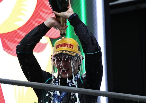 Kimi Antonelli come Ayrton Senna: dopo la vittoria in Cina i social impazzano tra date, numeri e somiglianze. Ma tutto bene?