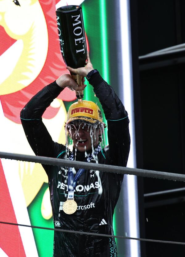 Kimi Antonelli come Ayrton Senna: dopo la vittoria in Cina i social impazzano tra date, numeri e somiglianze. Ma tutto bene?