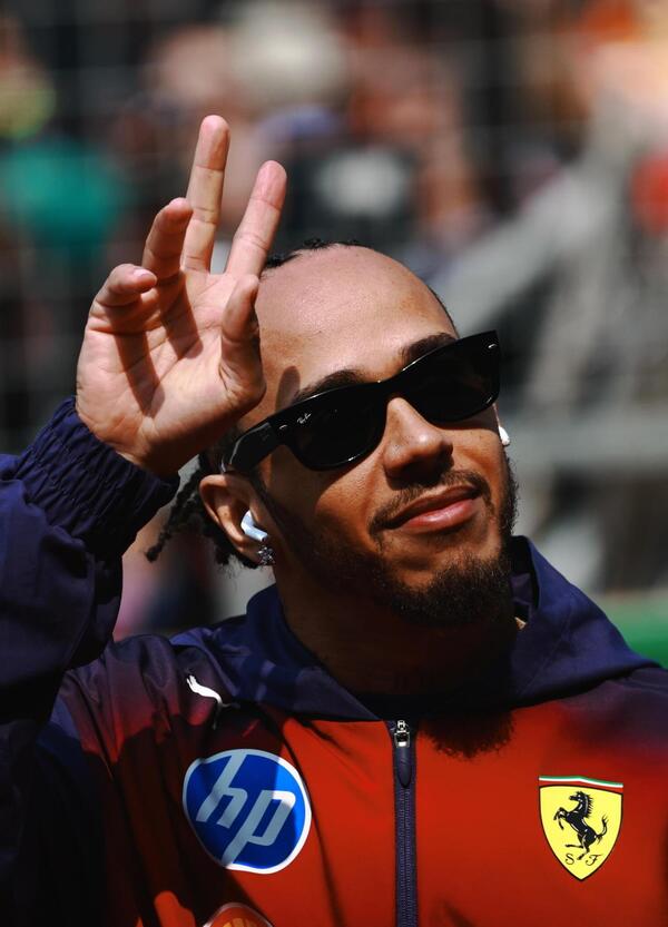 Ferrari, Hamilton non ha dubbi: &ldquo;Raggiungere Mercedes difficile, ma non impossibile&rdquo;. E sulla sua prima vittoria in rosso fa sognare il Cavallino, ma prima&hellip;