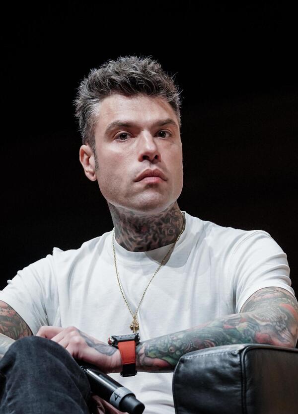 Fedez risponde alle critiche dei giornalisti (e di Floris) per la Meloni a Pulp Podcast. Signori, ma se le domande alla Presidente del Consiglio non le fanno nemmeno i giornalisti in tv, perch&eacute; le pretendiamo da lui?