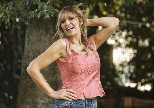 I pezzi di Alessandra Mussolini nella casa del GF VIP: dal tatuaggio sulla patata a Michael Jackson che mangia otto pizze fritte a casa di Sophia Loren