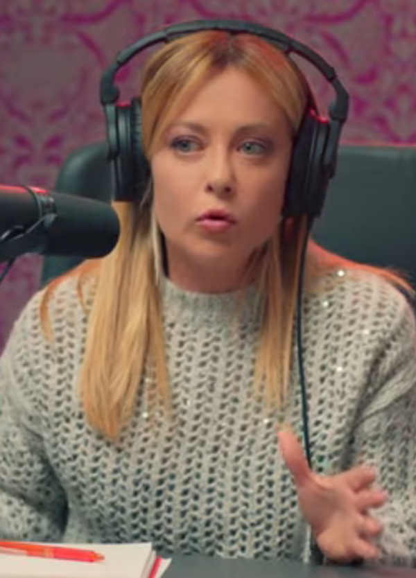 Qual &egrave; la maglia sbrilluccicante di Giorgia Meloni a &ldquo;Pulp Podcast&rdquo;?