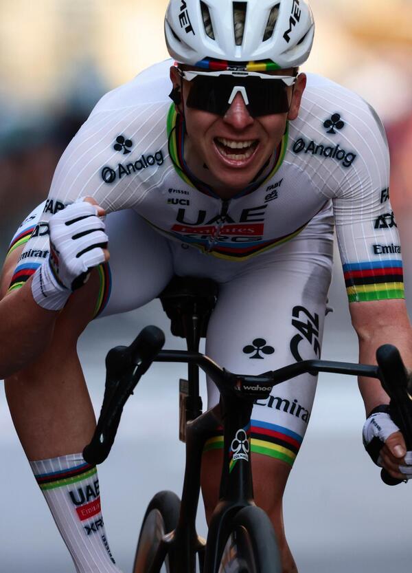Pogacar &egrave; onnipotente. Alla Milano-Sanremo cade, si strappa la maglia iridata e poi si prende tutto nella vittoria di rabbia che sfata i tab&ugrave; del ciclismo