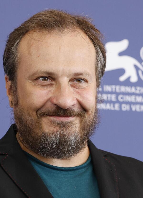 Montanini augura la morte a chi vota S&igrave; e la destra si indigna: ma non difendevano la satira di Pucci?