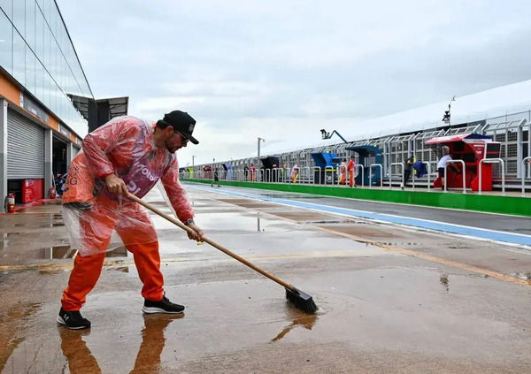 Il disastro del GP del Brasile a Goiania spiegato bene: l&rsquo;alluvione, la voragine sul rettilineo e i piloti lapidati in gara? Il problema vero &egrave; un altro