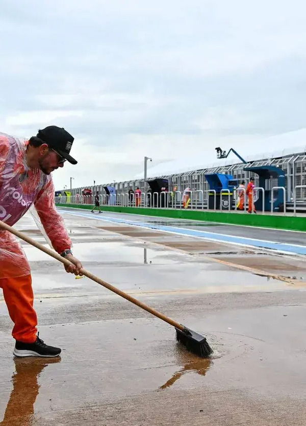 Il disastro del GP del Brasile a Goiania spiegato bene: l&rsquo;alluvione, la voragine sul rettilineo e i piloti lapidati in gara? Il problema vero &egrave; un altro
