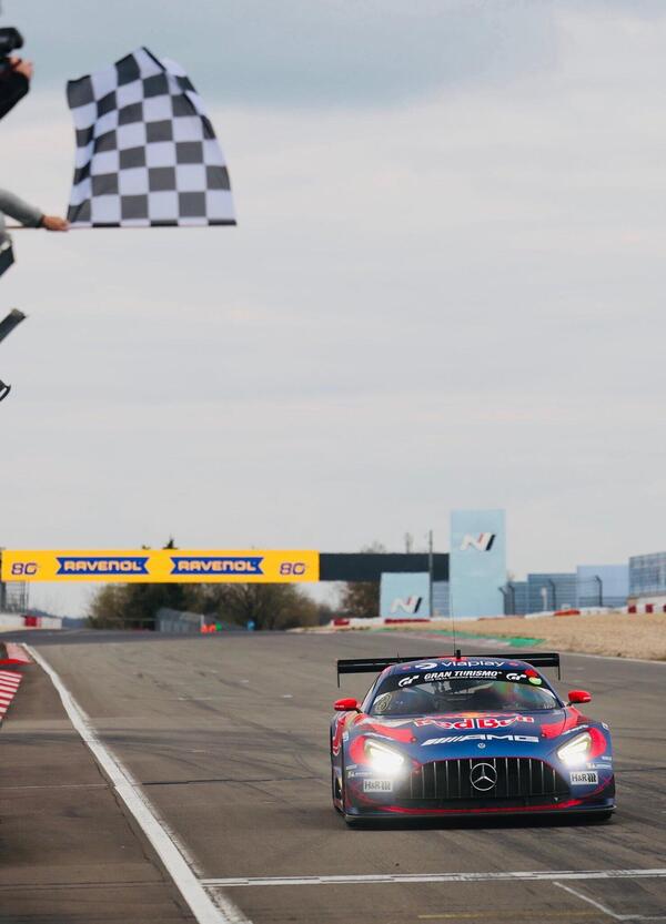 Ok ma com&rsquo;&egrave; andato il fine settimana di Max Verstappen al N&uuml;rburgring oltre la squalifica? Velocit&agrave; mostruosa, battaglie vere e una lezione al mondo del motorsport 