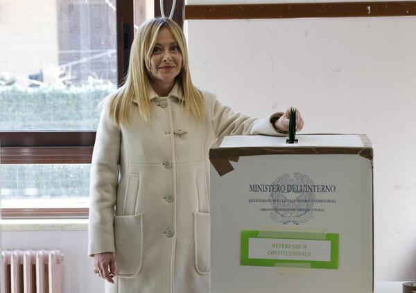 Tuta di Chiara Ferragni, siepe di Homer Simpson e una Costituzione intatta: disciamo che Giorgia Meloni non ci ha capito una mazza dell&rsquo;Italia di oggi