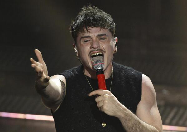 Olly e il fanatismo live, dai gesti equivoci e i pianti alle frasi nonsense. E sui social arrivano gli haters