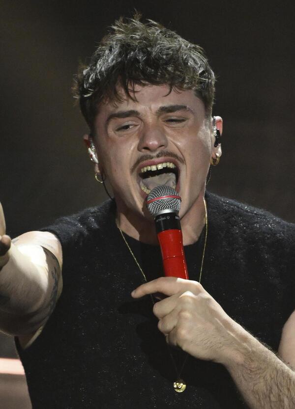 Olly e il fanatismo live, dai gesti equivoci e i pianti alle frasi nonsense. E sui social arrivano gli haters