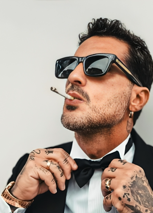 Fabrizio Corona con la maschera di P. Berlusconi: &ldquo;Il No ha vinto anche per colpa di questo e sua sorella&rdquo; 