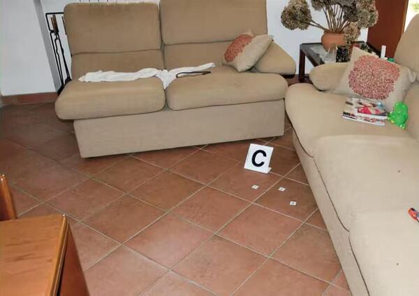 Delitto di Garlasco: le gemelle ascoltate, il Tg1, lo scontrino e il pompiere? La vera bomba &egrave; sul divano. E spuntano altre intercettazioni (anche su Vittorio Feltri)