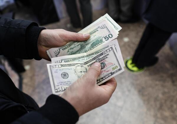 La vera guerra contro l&rsquo;Iran &egrave; finanziaria. C&rsquo;entrano il dollaro e il petrolio: abbiamo letto il libro che (10 anni fa) anticipava il piano degli Usa in Medio Oriente