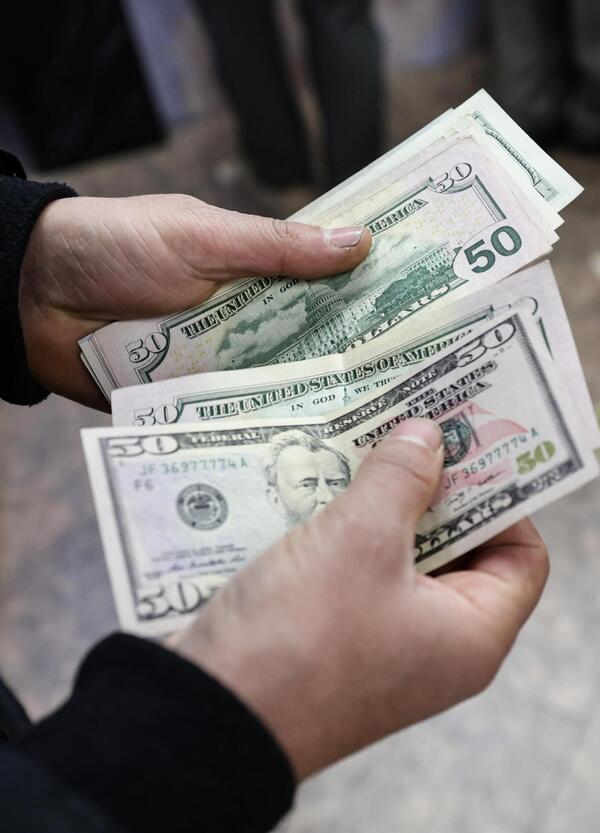 La vera guerra contro l&rsquo;Iran &egrave; finanziaria. C&rsquo;entrano il dollaro e il petrolio: abbiamo letto il libro che (10 anni fa) anticipava il piano degli Usa in Medio Oriente