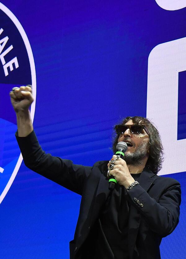 Nell'ora pi&ugrave; buia Meloni dovrebbe ascoltare Cruciani, il vero intellettuale della destra meloniana: &ldquo;Bisogna mettersi l'elmetto&rdquo;