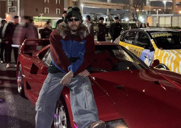 Lewis Hamilton Tokyo Drift edition: ma l&rsquo;avete visto quest&rsquo;uomo al raduno notturno di supercar in Giappone con una Ferrari F40?