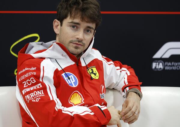 La F1 cambia le regole in qualifica a Suzuka e Charles Leclerc le boccia seduta stante: &ldquo;Vogliamo spingere&rdquo;. E Max Verstappen sfancula un giornalista