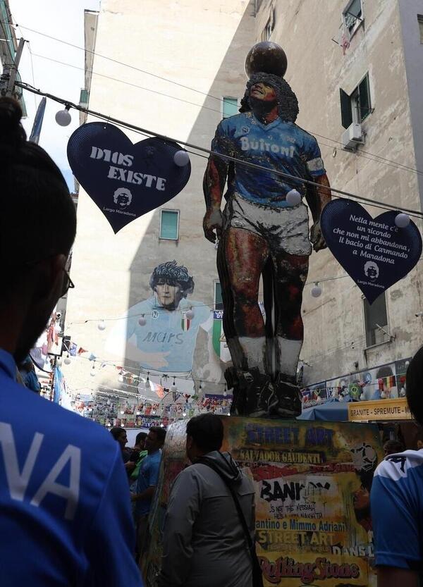 Maradona, la Camorra, il calcio, la coca. Com'&egrave; &ldquo;La giusta distanza&rdquo; di Saviano su La7? La storia di un Dio e di un Re della mafia nella Napoli dei clan