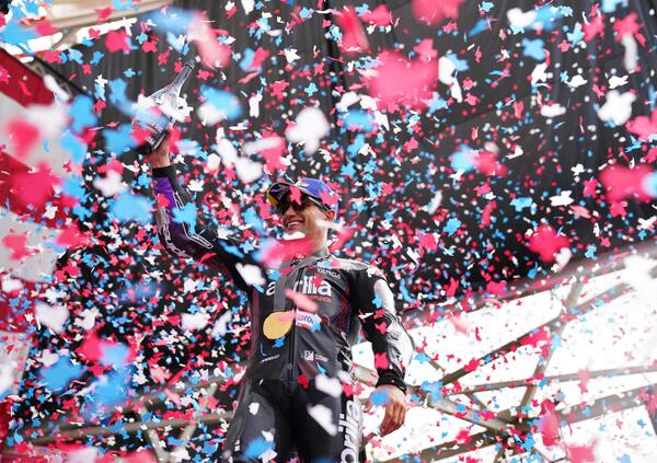 Ma che sei, alla PlayStation? Jorge Mart&iacute;n da panico ad Austin: parte settimo, vince la gara e lancia la moto impennando