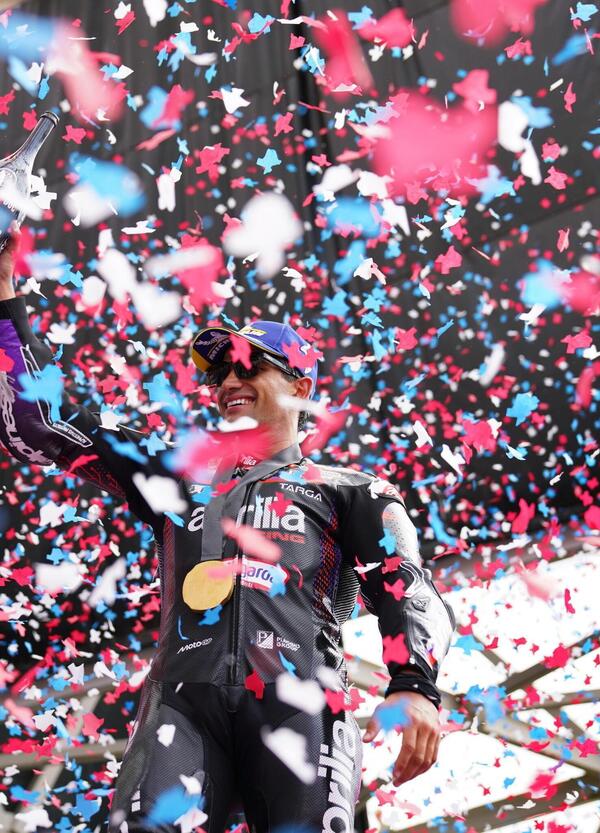 Ma che sei, alla PlayStation? Jorge Mart&iacute;n da panico ad Austin: parte settimo, vince la gara e lancia la moto impennando