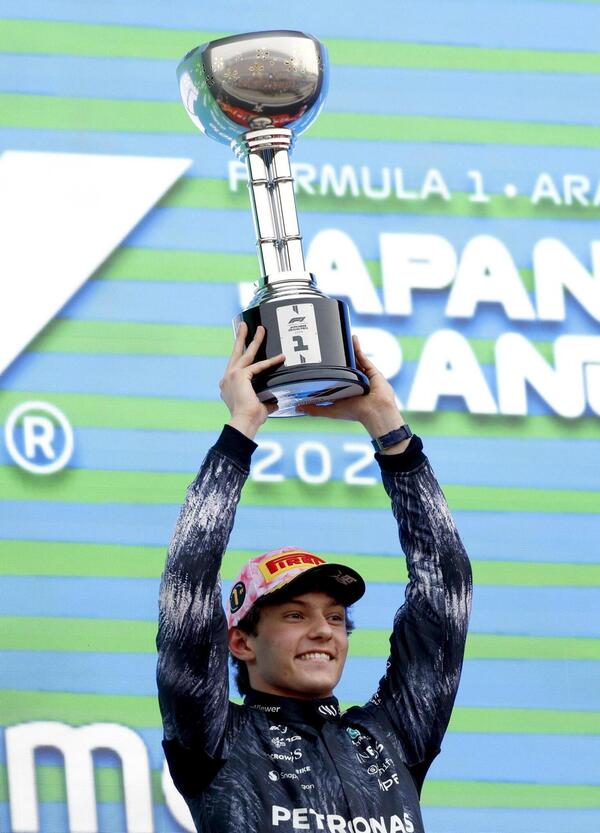 Kimi Antonelli a Suzuka? Uno spettacolo: vince, demolisce Russell e ora pu&ograve; sognare (davvero) il Mondiale. La Ferrari? Sorride con le &ldquo;palle d&rsquo;acciaio&rdquo; di Leclerc