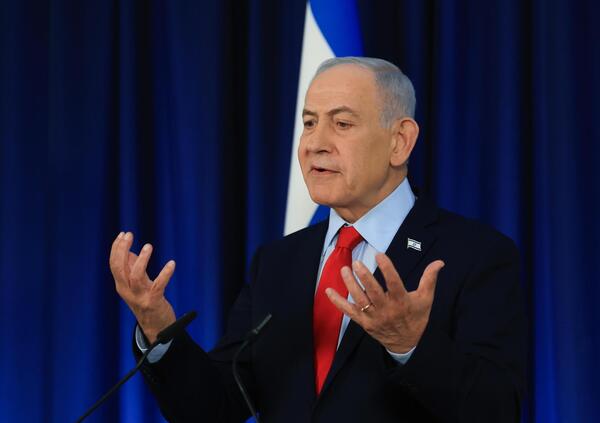 Tucker Carlson sta facendo il lavoro dei veri giornalisti e vuole far venire gi&ugrave; tutto con un documentario esclusivo e vietato in Israele su Benjamin Netanyahu: ecco cosa c'&egrave; dentro &ldquo;Bibi Files&rdquo;