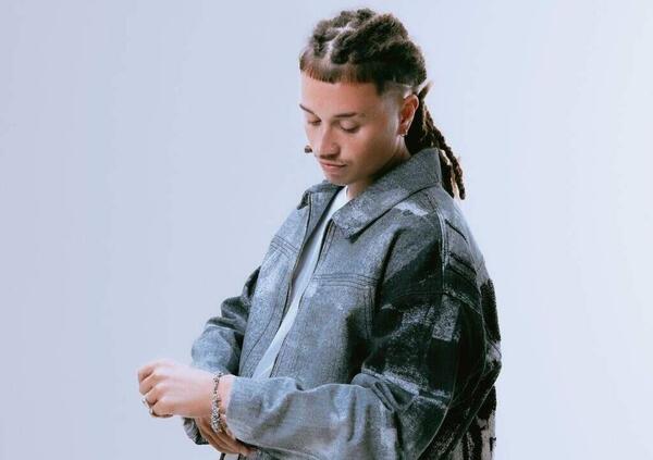 Ma &egrave; Sayf o Fabrizio Corona? Il rapper lancia il suo nuovo album &ldquo;Santissimo&rdquo; e imita il boss di &ldquo;Falsissimo&rdquo; (meglio di Fiorello?)