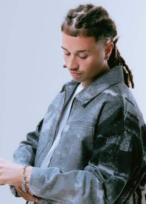 Ma &egrave; Sayf o Fabrizio Corona? Il rapper lancia il suo nuovo album &ldquo;Santissimo&rdquo; e imita il boss di &ldquo;Falsissimo&rdquo; (meglio di Fiorello?)