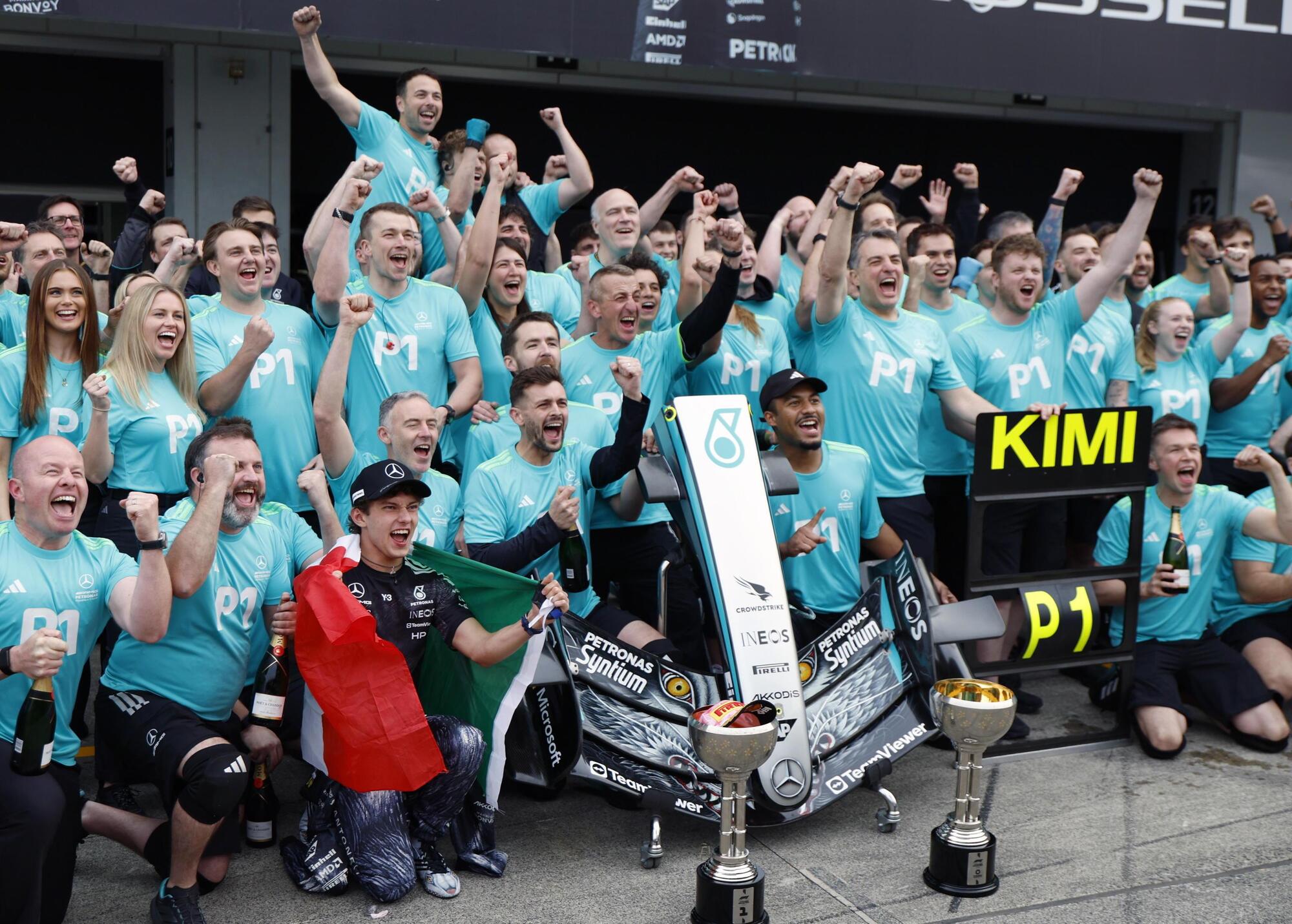 I festeggiamenti di Kimi Antonelli e la Mercedes a Suzuka, 2026.