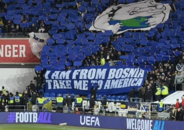 &ldquo;I am from Bosnia, take me to America&rdquo;. Gli Ultras Italia sono pronti al confronto con i BH Fanaticos ai playoff Mondiali? Sugli spalti i bosniaci vogliono divorare gli azzurri