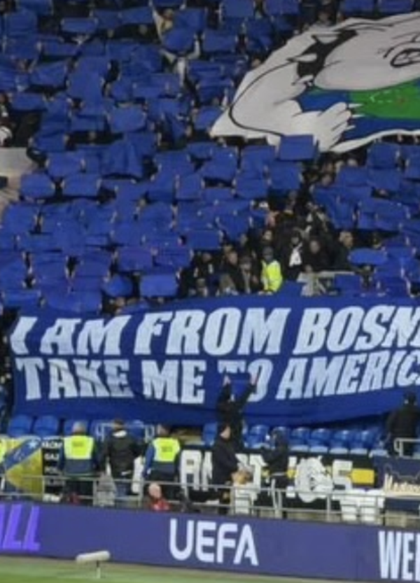 &ldquo;I am from Bosnia, take me to America&rdquo;. Gli Ultras Italia sono pronti al confronto con i BH Fanaticos ai playoff Mondiali? Sugli spalti i bosniaci vogliono divorare gli azzurri