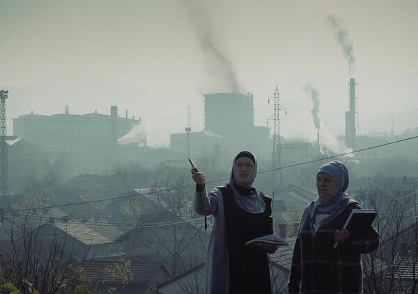 &ldquo;Il cielo sopra Zenica&rdquo;. La citt&agrave; che ospita l&rsquo;Italia per i playoff Mondiali racconta una storia pi&ugrave; importante del calcio: l&rsquo;acciaieria ArcelorMittal e la lotta di chi non accetta di morire per il lavoro
