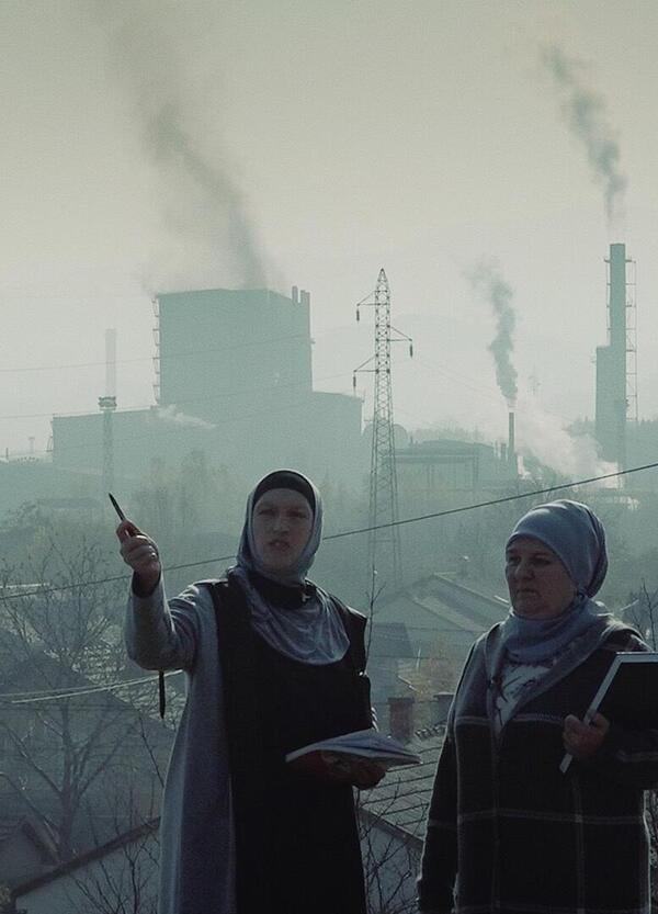 &ldquo;Il cielo sopra Zenica&rdquo;. La citt&agrave; che ospita l&rsquo;Italia per i playoff Mondiali racconta una storia pi&ugrave; importante del calcio: l&rsquo;acciaieria ArcelorMittal e la lotta di chi non accetta di morire per il lavoro