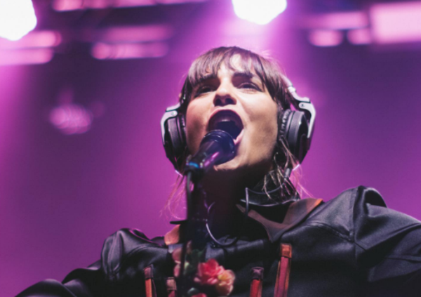 &ldquo;Potevamo fare schifo insieme&rdquo; e invece Sara Fine ha cacciato fuori una canzone che funziona e conserva la sua genuinit&agrave;, anche senza cassa dritta