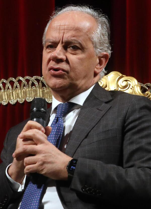 Un tempo in Italia c&rsquo;erano i furbi e i fessi, ora ci restano solo le grandi fregature (come i finti conservatori). Sul caso di Matteo Piantedosi e della presunta amante Claudia Conte