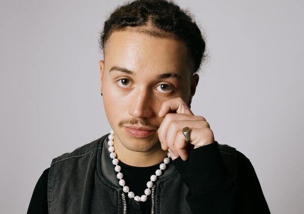 Sono solo canzonette, o forse no: Sayf &egrave; il nostro Stromae, che ci fa ballare raccontando l&rsquo;angoscia di una famiglia storta