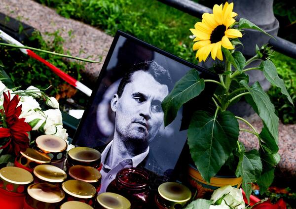 Chi ha ucciso davvero Charlie Kirk? Hanno dato la colpa a un giovane militante di sinistra legato a una persona transgender, ma tutti da Trump alla vedova hanno &ldquo;archiviato&rdquo; troppo presto questa storia 