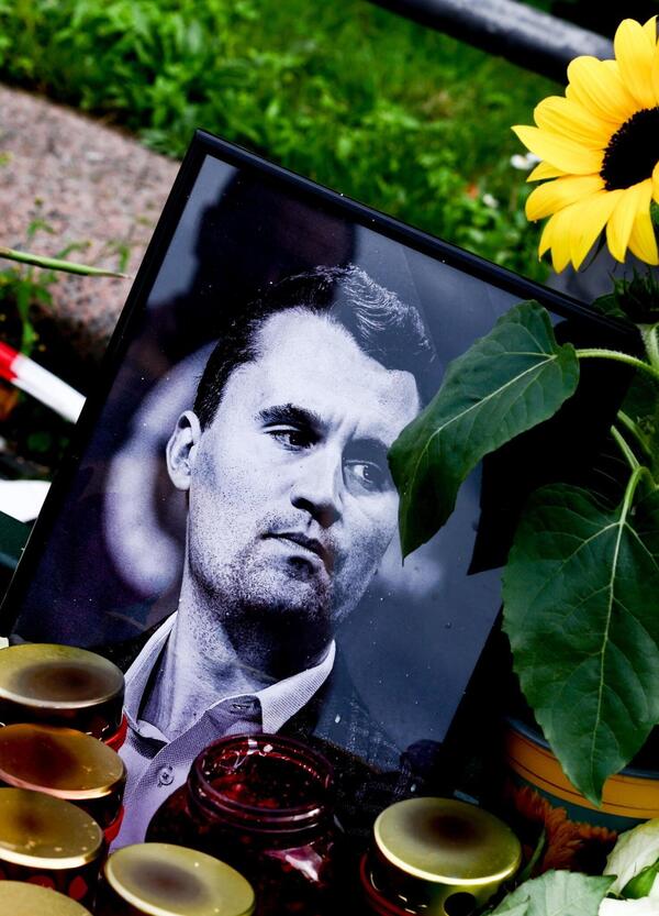 Chi ha ucciso davvero Charlie Kirk? Hanno dato la colpa a un giovane militante di sinistra legato a una persona transgender, ma tutti da Trump alla vedova hanno &ldquo;archiviato&rdquo; troppo presto questa storia 