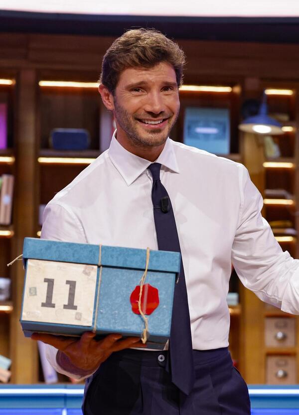 La lunga "Via Crucis" di Affari Tuoi fino all'estate: Stefano De Martino va in vacanza a luglio (e sempre pi&ugrave; protetto dalla Rai) per contrastare La Ruota della Fortuna