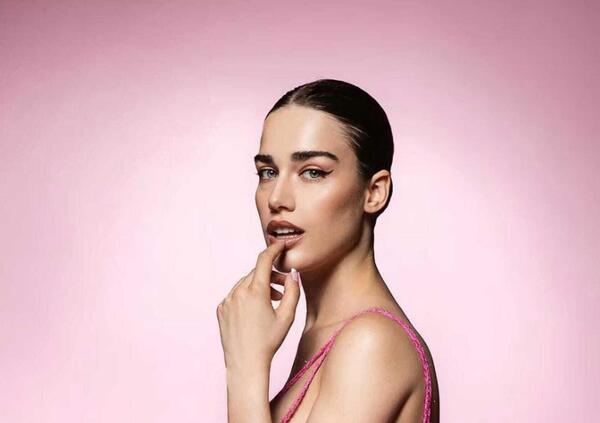 Il nuovo singolo di Clara, &ldquo;Prima donna&rdquo;, si vende bene ma a basso prezzo