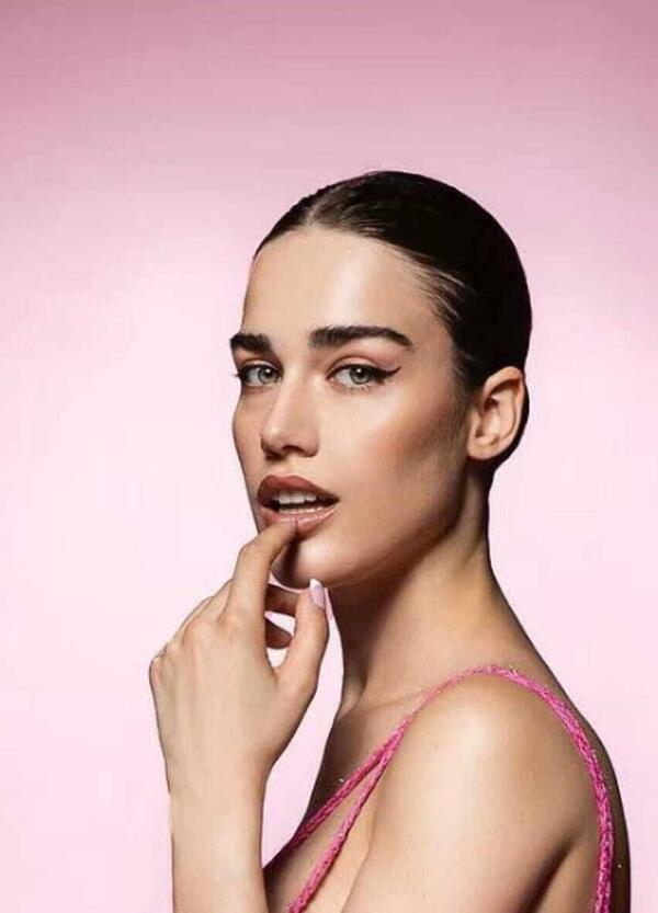 Il nuovo singolo di Clara, &ldquo;Prima donna&rdquo;, si vende bene ma a basso prezzo