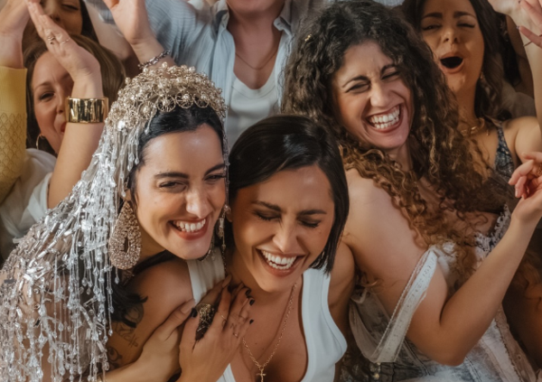 Serena Brancale, Levante e Delia giocano in casa e scelgono di raccontare una parte della storia. L&rsquo;allegria zittisce la nostalgia: &ldquo;Al mio paese&rdquo; &egrave; pop che pi&ugrave; pop non si pu&ograve;