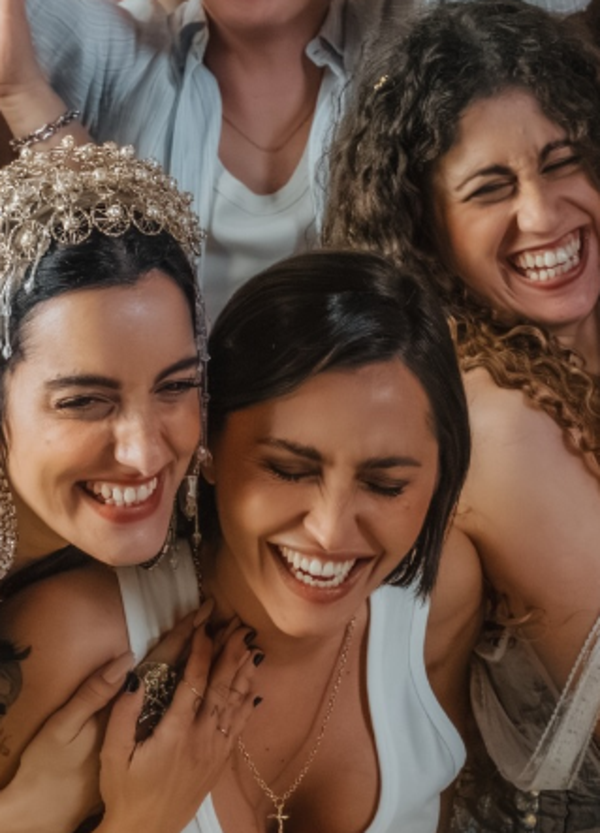 Serena Brancale, Levante e Delia giocano in casa e scelgono di raccontare una parte della storia. L&rsquo;allegria zittisce la nostalgia: &ldquo;Al mio paese&rdquo; &egrave; pop che pi&ugrave; pop non si pu&ograve;