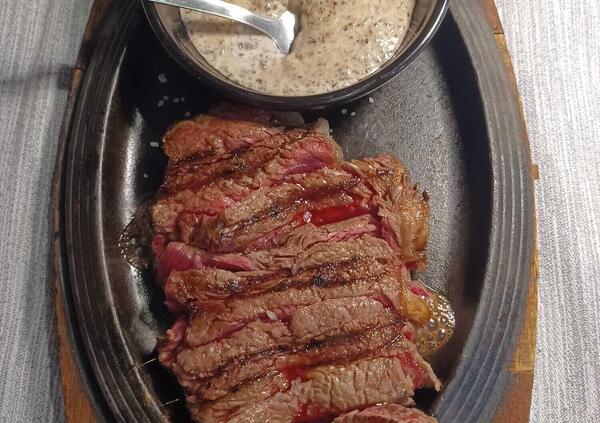 Siamo andati a mangiare alla Bisteccheria d&rsquo;Italia, il locale della figlia del prestanome dei Senese che ha portato alle dimissioni di Andrea Delmastro, ma com&rsquo;&egrave;? Carni anonime, location pure. E Miriam Caroccia&hellip;