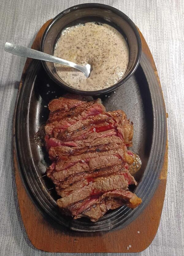 Siamo andati a mangiare alla Bisteccheria d&rsquo;Italia, il locale della figlia del prestanome dei Senese che ha portato alle dimissioni di Andrea Delmastro, ma com&rsquo;&egrave;? Carni anonime, location pure. E Miriam Caroccia&hellip;