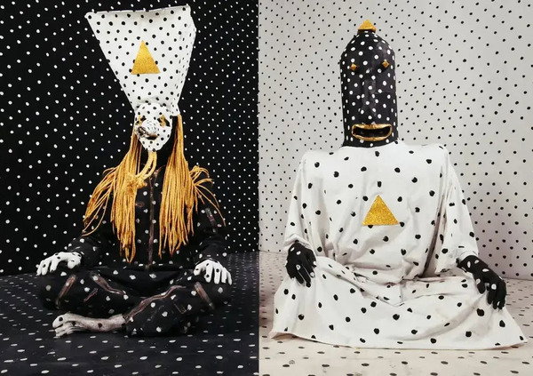 Ma perch&eacute; gli Angine De Poitrine sono diventati virali? Il duo canadese di cartapesta suona una musica che non esiste e scava nel cervello come un tunnel