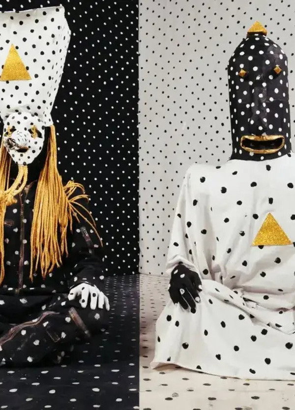 Ma perch&eacute; gli Angine De Poitrine sono diventati virali? Il duo canadese di cartapesta suona una musica che non esiste